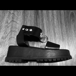 Unif  platform sandals !!